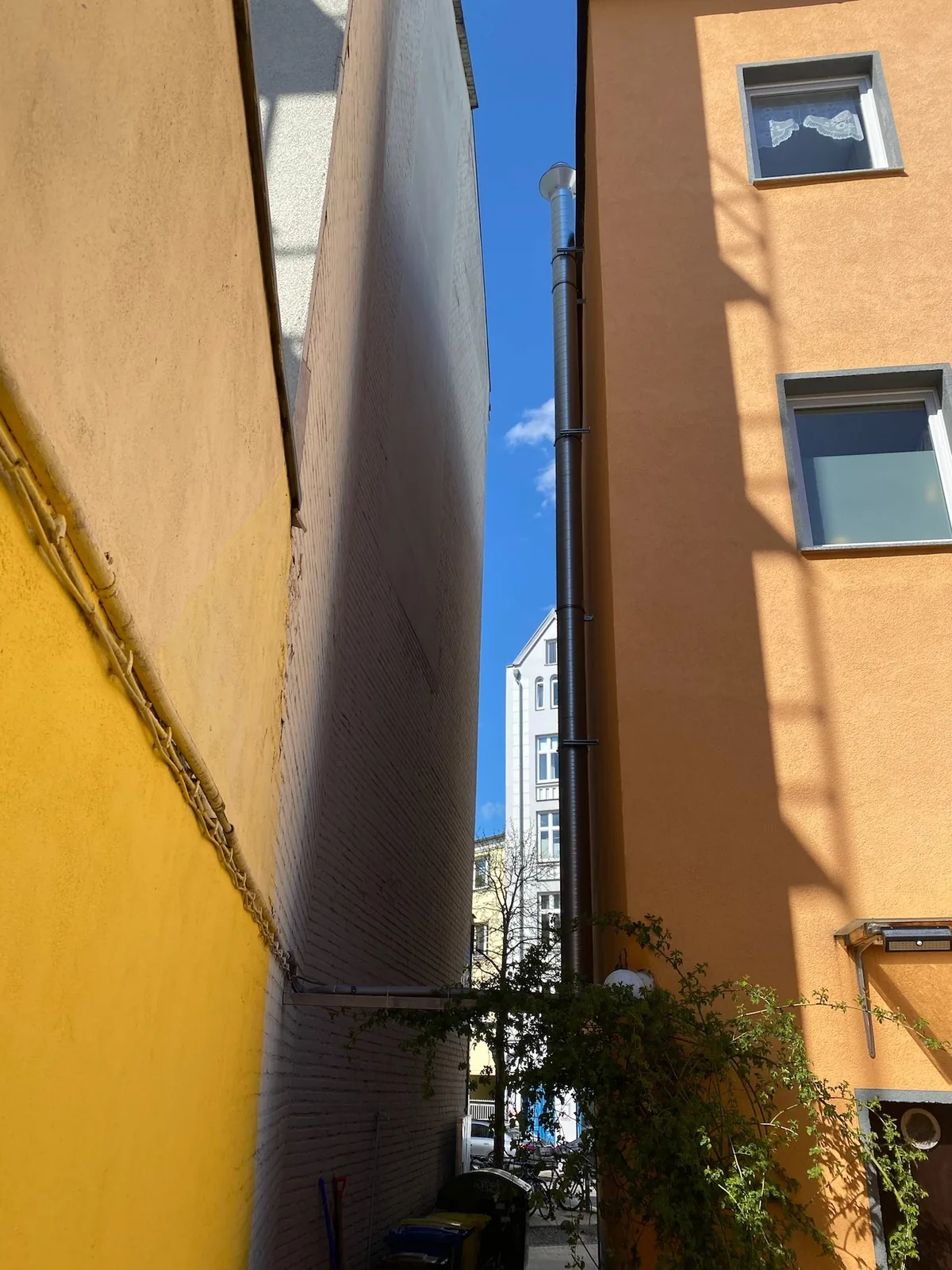 Κατακόρυφος αεραγωγός σε όψη κτιρίου